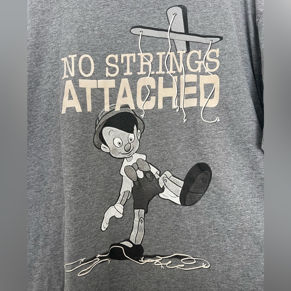 Disney Pinocchio Gray T-Shirt “no strings attached” - Picture 2 of 3